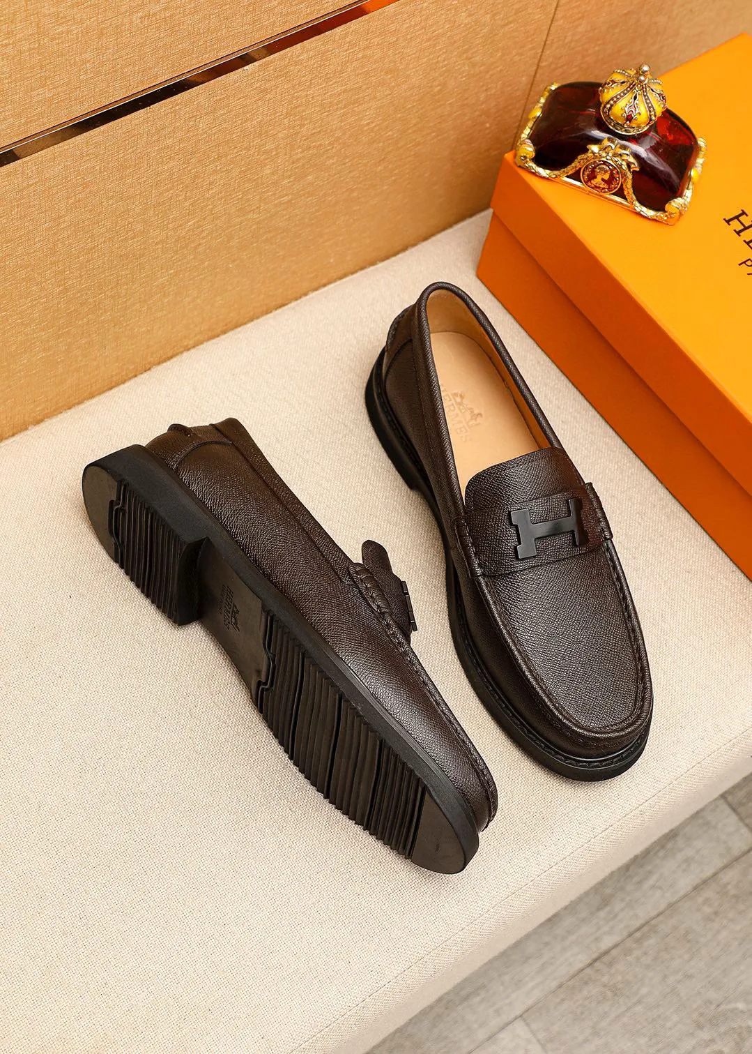 Men's shoes 💰460 💐 Product trademark: HERMES "Hermès" casual leather shoes Regular size: 39-44 (38.45🉑️customized) Product materials: Selected imported first-layer cross-grain cowhide upper + luxury hardware buckle, imported water-dyed cowhide lining. Strong three-dimensional visual effect, non-slip and wear-resistant rubber outsole Color: 4⃣️colors available